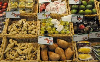 Eine Spezialität in der Obst- und Gemüseabteilung: die Süßkartoffel.